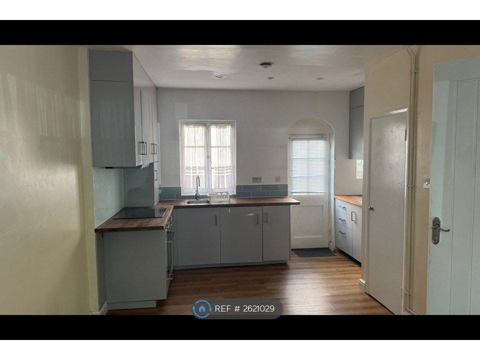 Property photo 3 of 10 Kitchen