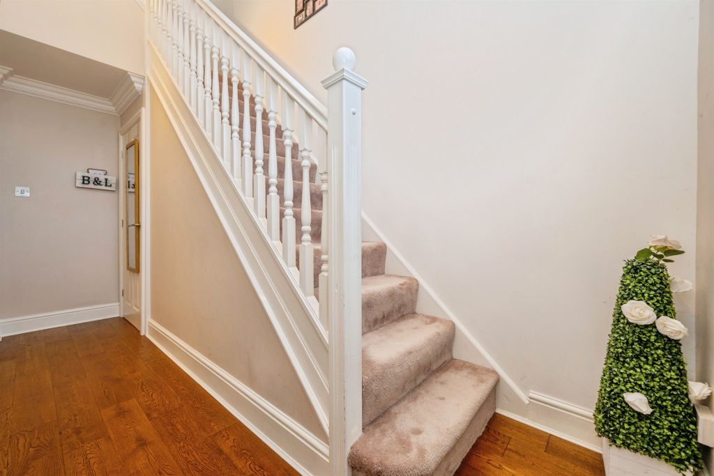 Property photo 3 of 14 Entrance Hall