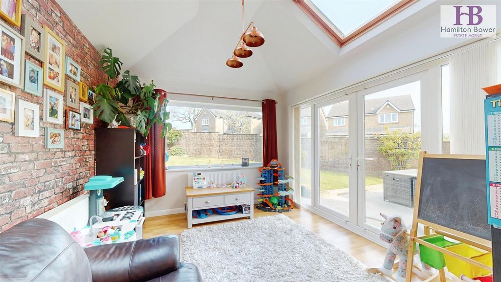 Property photo 2 of 20 03A8258A-37-Broad-Ings-Way-05012025_134436.Jpg