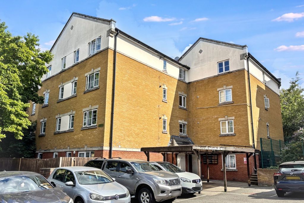 Property photo 1 of 12 Flat 16 Presentation House, 240 Wick Road, Hackney, London, E9 5Dr