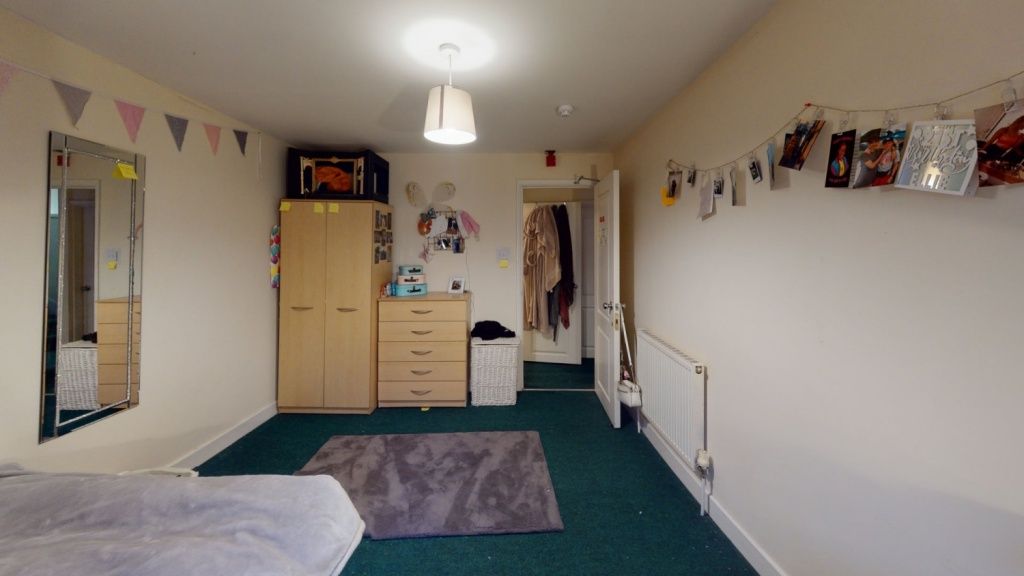 Property photo 3 of 14 A Bright And Well-Maintained Double Bedroom Featur...