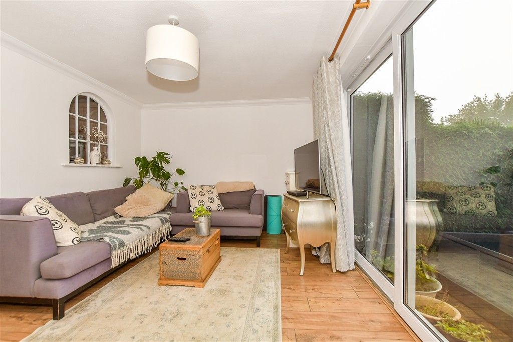 Property photo 1 of 9 Lounge