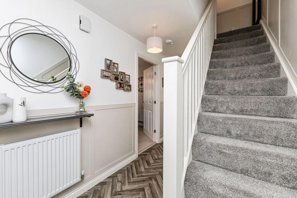 Property photo 2 of 16 Entrance Hall