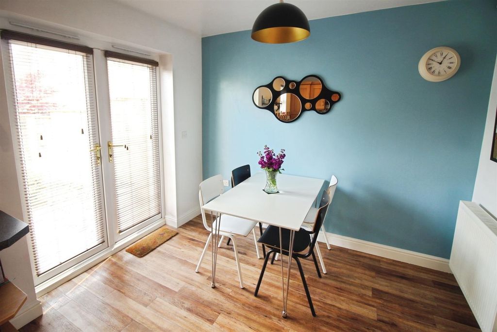 Property photo 3 of 16 Dining Area