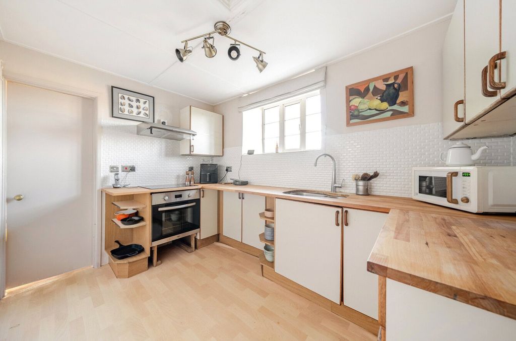 Property photo 3 of 17 Kitchen