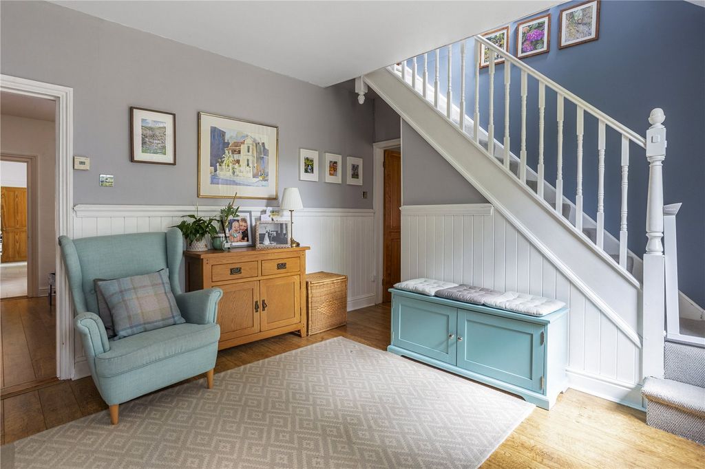 Property photo 3 of 11 Entrance Hall
