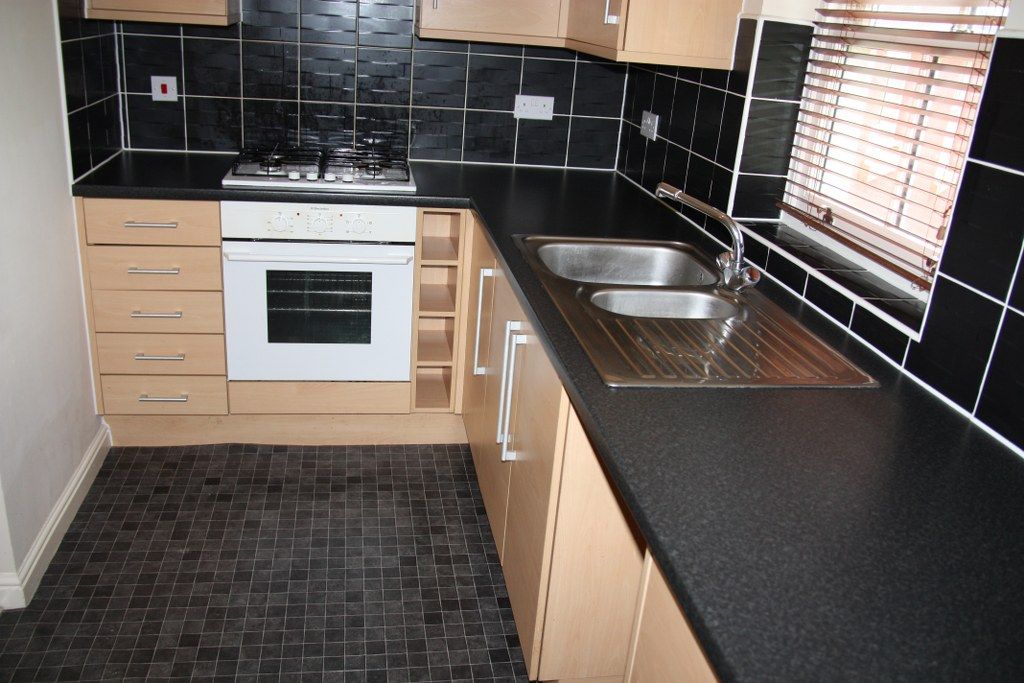 Property photo 3 of 11 Kitchen