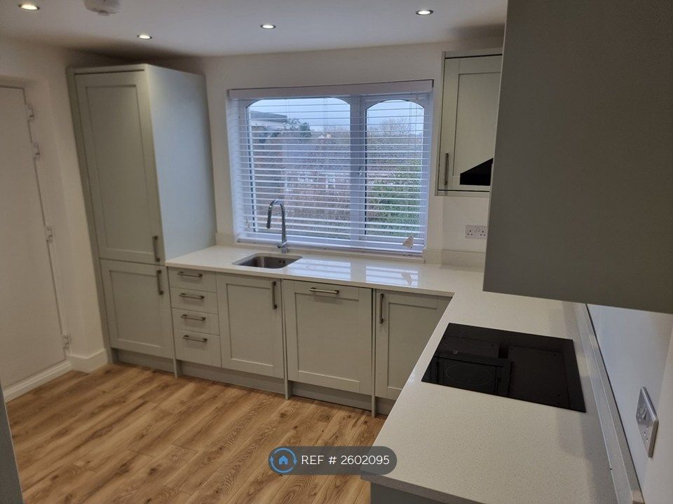 Property photo 3 of 11 Kitchen