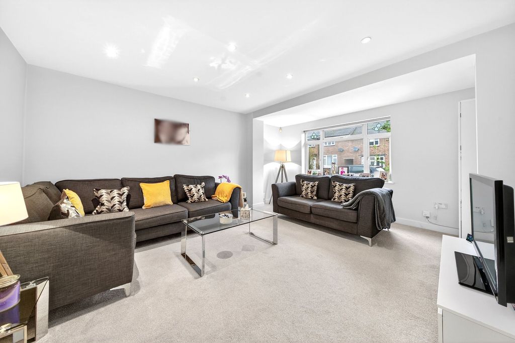 Property photo 1 of 13 Living Room