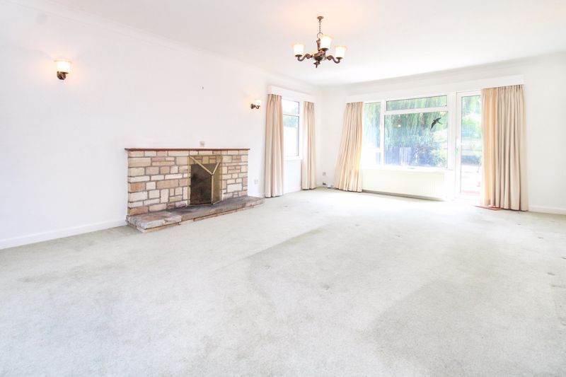 Property photo 3 of 18 Lounge 2