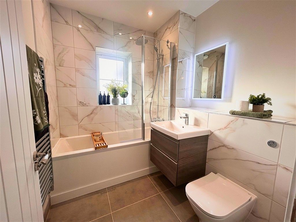 Property photo 3 of 19 Bathroom