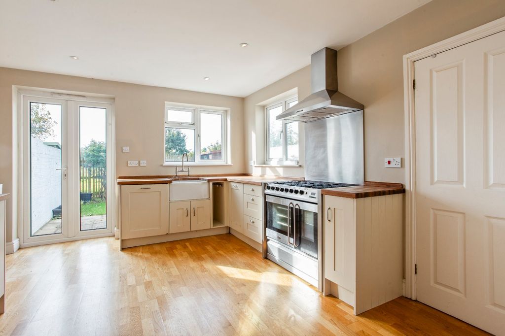 Property photo 3 of 12 Kitchen