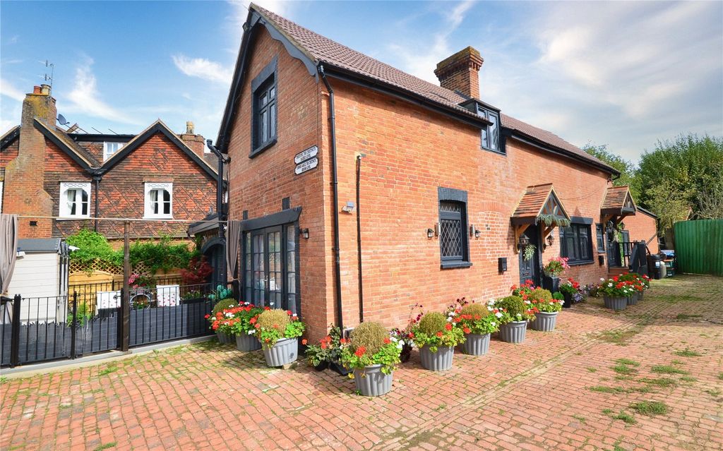 Property photo 1 of 20 Corner Gables Front