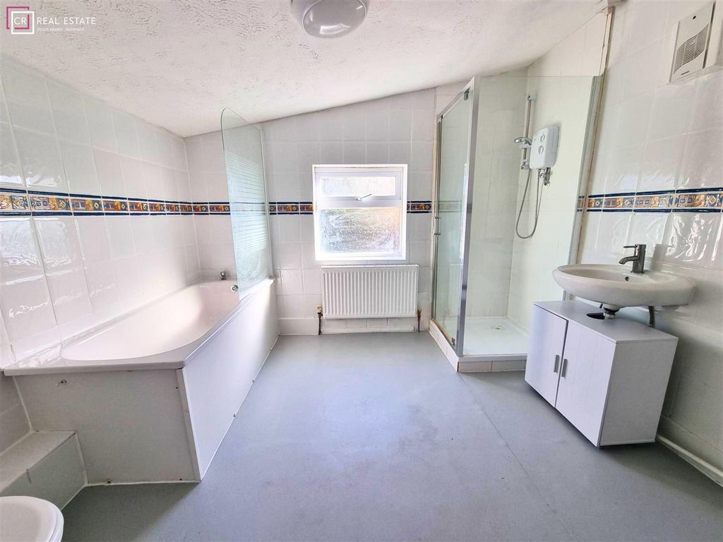 Property photo 3 of 10 Bathroom