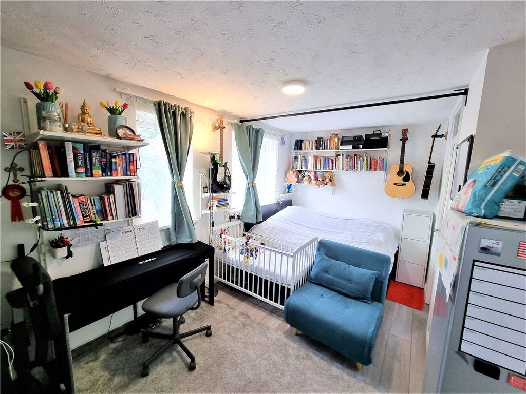 Property photo 3 of 7 Lounge / Bedroom