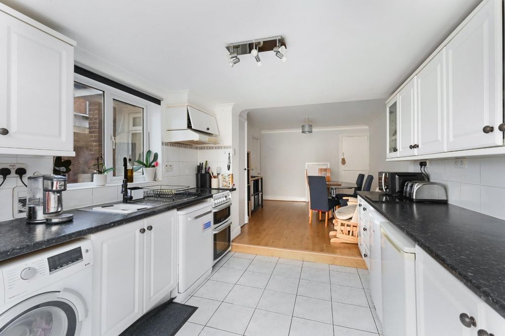 Property photo 3 of 14 Iris Road