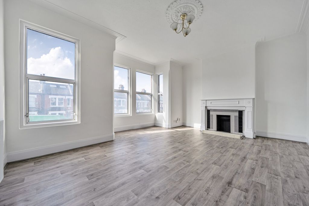 Property photo 2 of 9 1423658-1-69A834B...