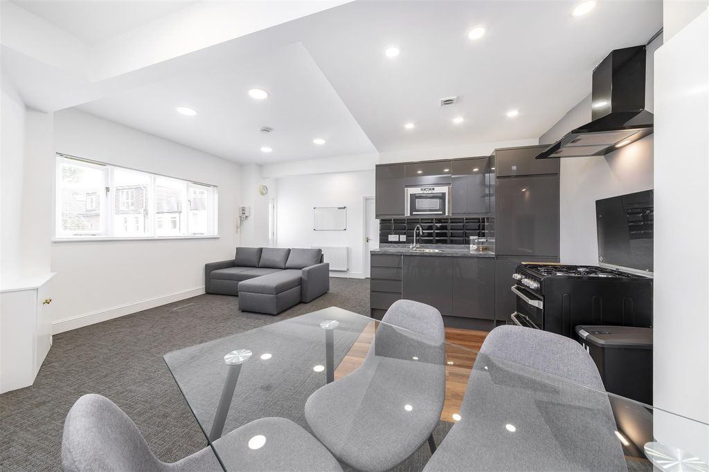 Property photo 3 of 7 Helliwell&Co