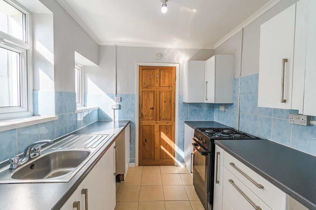 Property photo 3 of 17 Kitchen