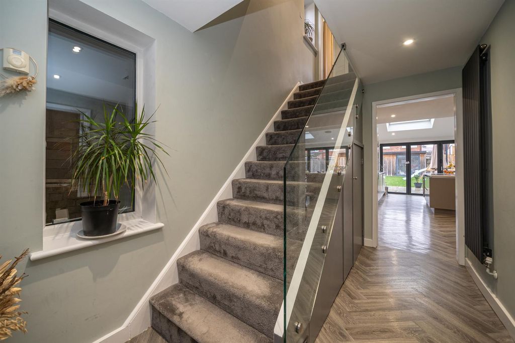 Property photo 2 of 17 33-Tenzing-Road-06108.Jpg