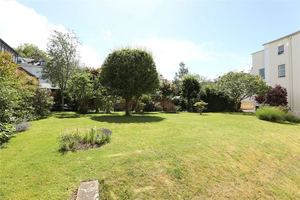 Property photo 2 of 10 Communal Gardens