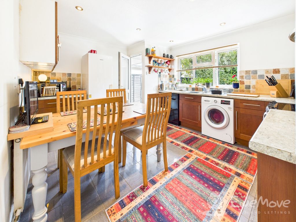 Property photo 3 of 10 Kitchen