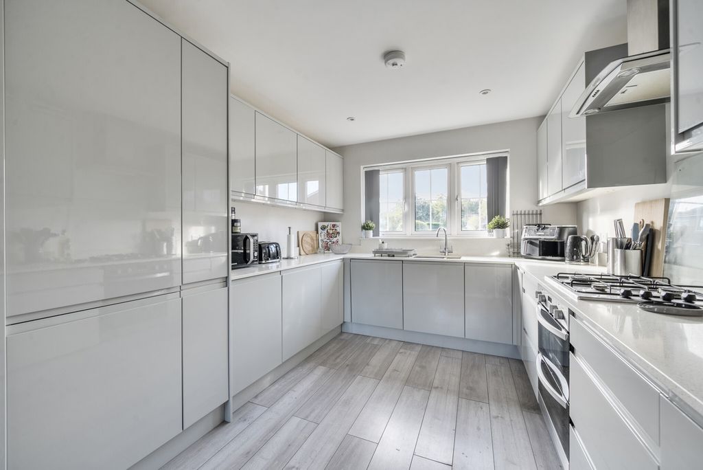 Property photo 3 of 15 1359482-20-68d3B3...