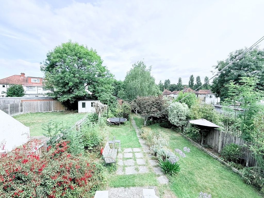 Property photo 2 of 8 Wells Drive, Nw9 8Dd (1)