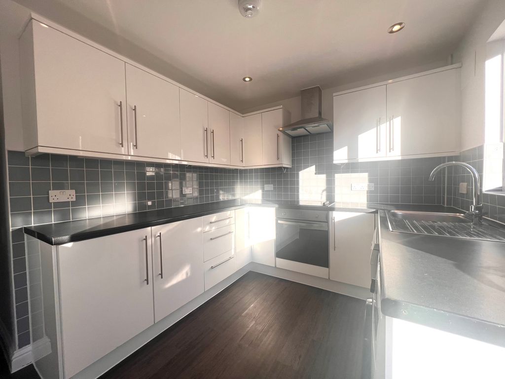 Property photo 3 of 10 Kitchen