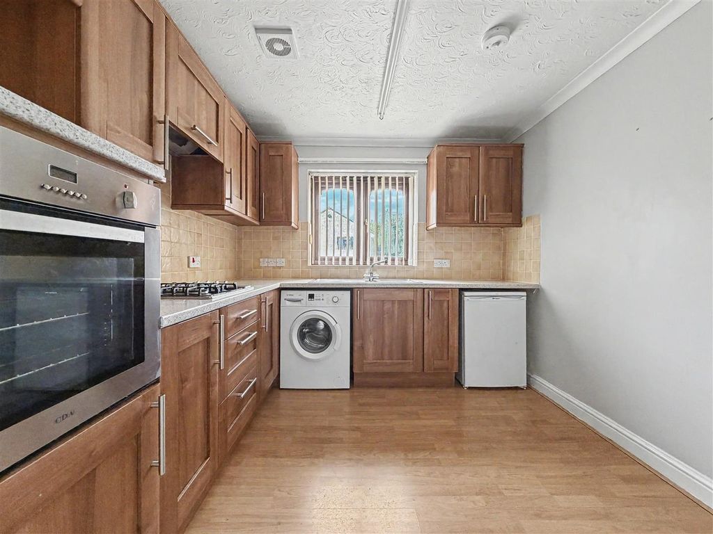 Property photo 3 of 9 Kitchen