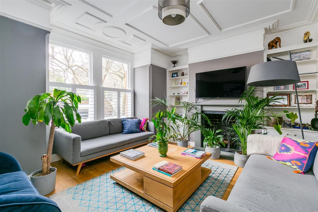 Property photo 2 of 15 Ivy Crescent, W4 - To Let