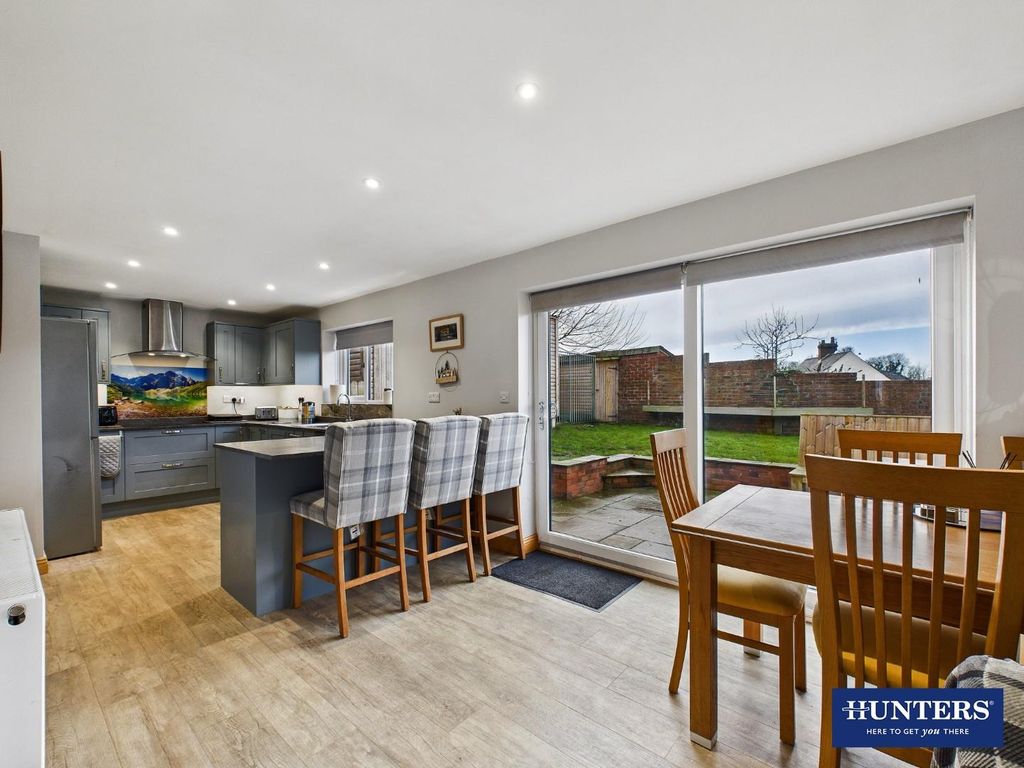 Property photo 2 of 25 Dining Kitchen