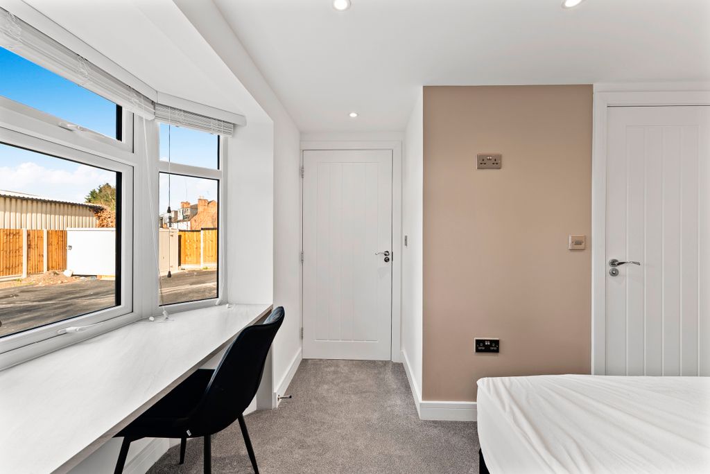 Property photo 3 of 28