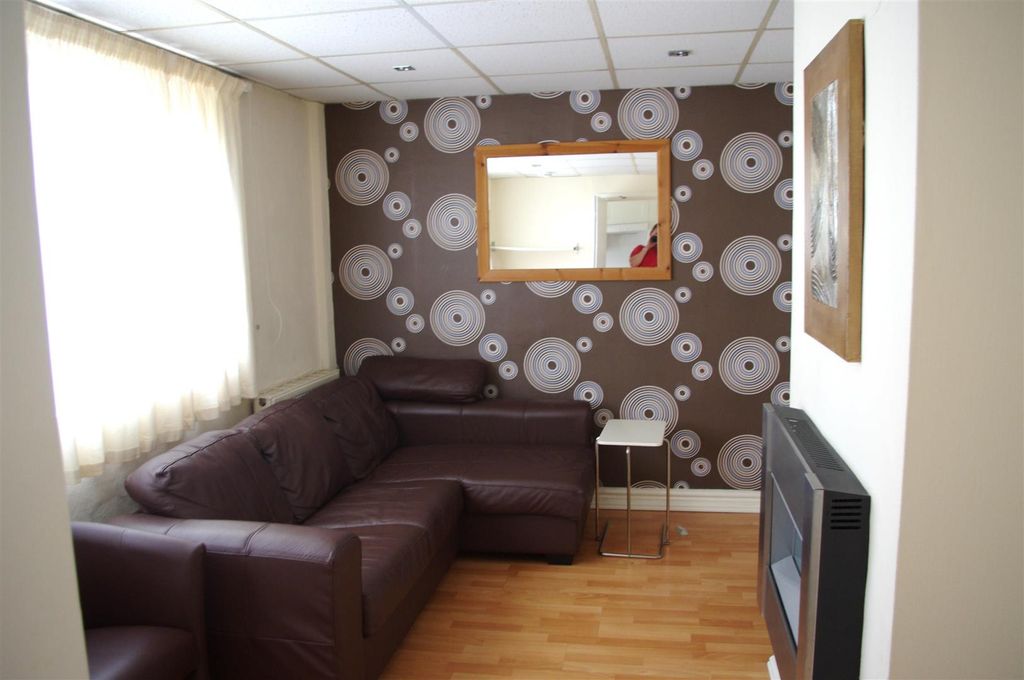 Property photo 2 of 11 Approach