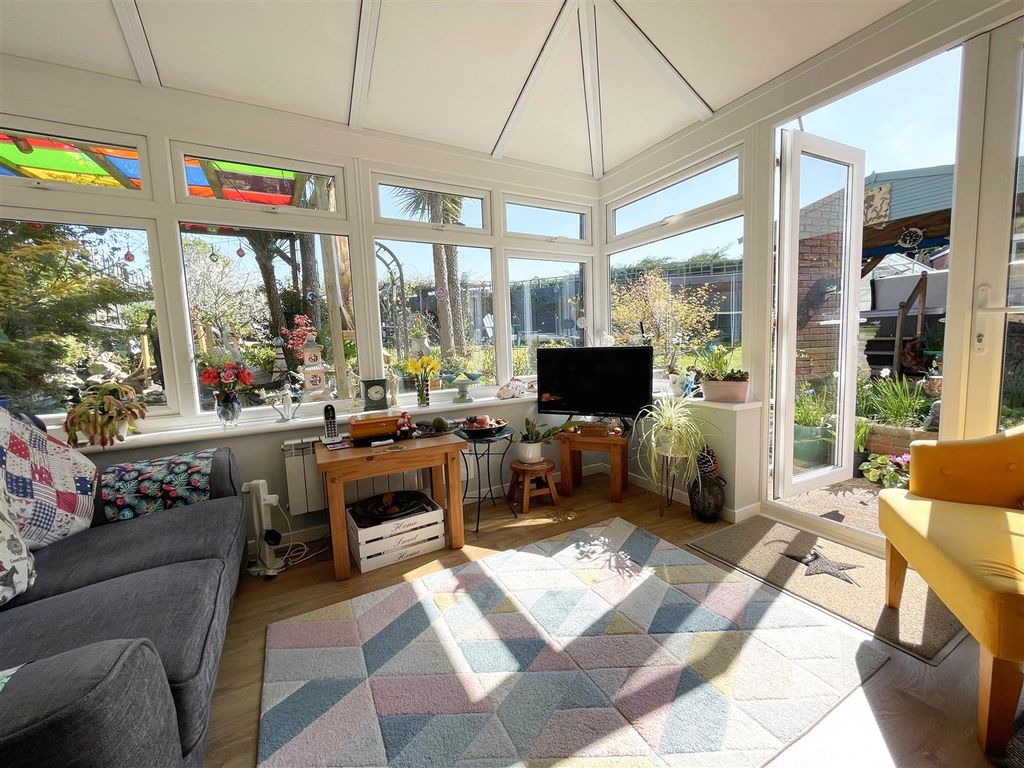 Property photo 3 of 24 Conservatory 1.Jpg