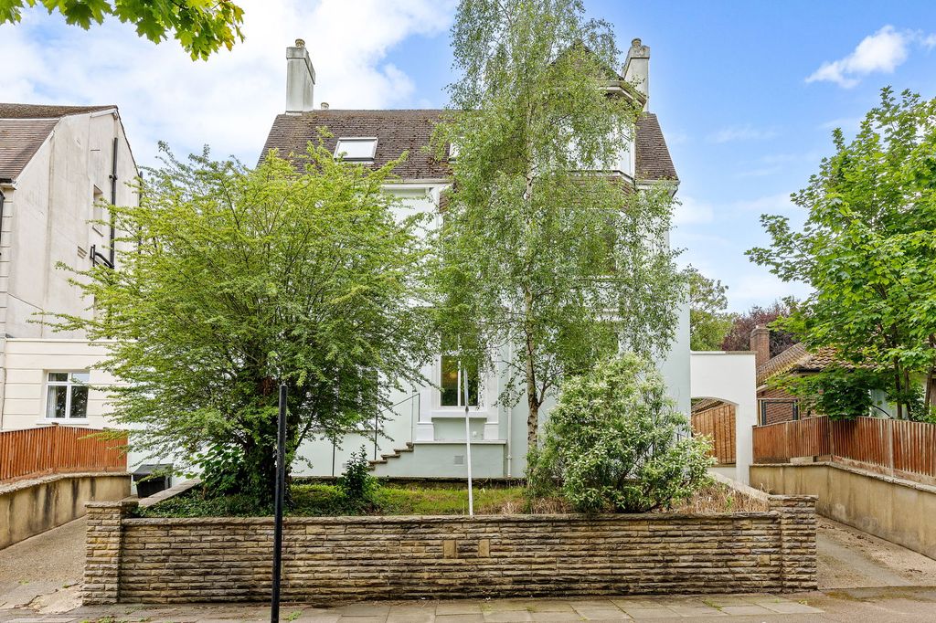 Property photo 2 of 23