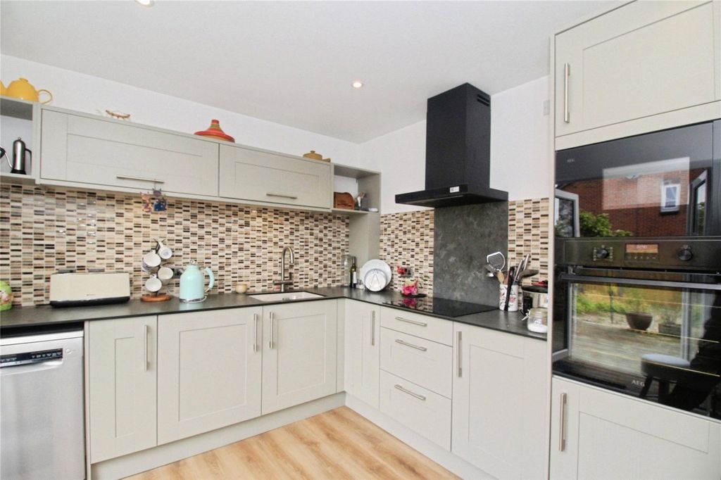 Property photo 2 of 9 Fitted Kitchen