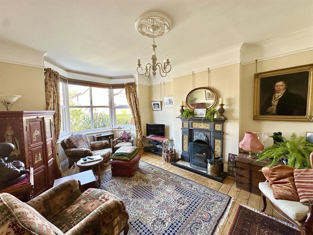 Property photo 2 of 32