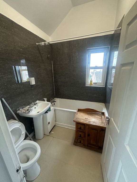 Property photo 3 of 8 Well-Equipped Bathroom With A Bathtub, Pedestal Si...
