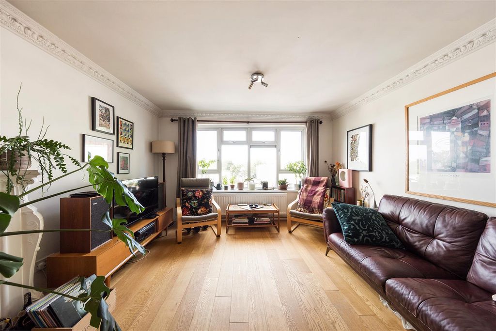Property photo 1 of 18 Tristram Close, E17