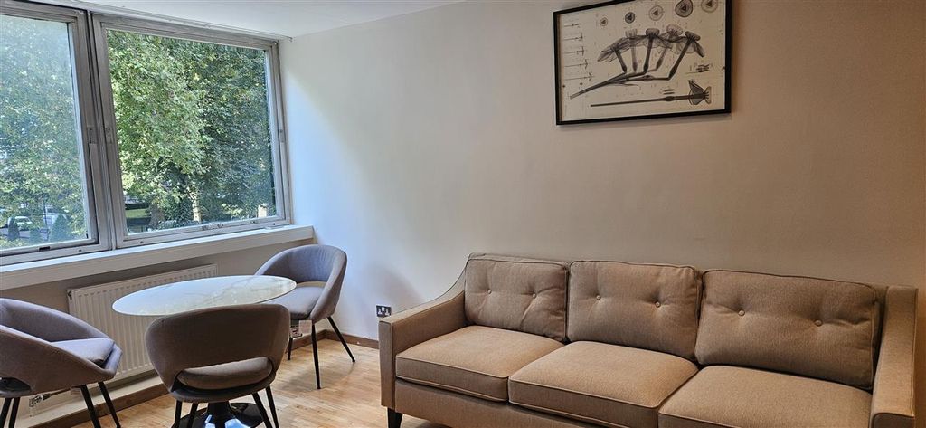 Property photo 3 of 11 Lounge