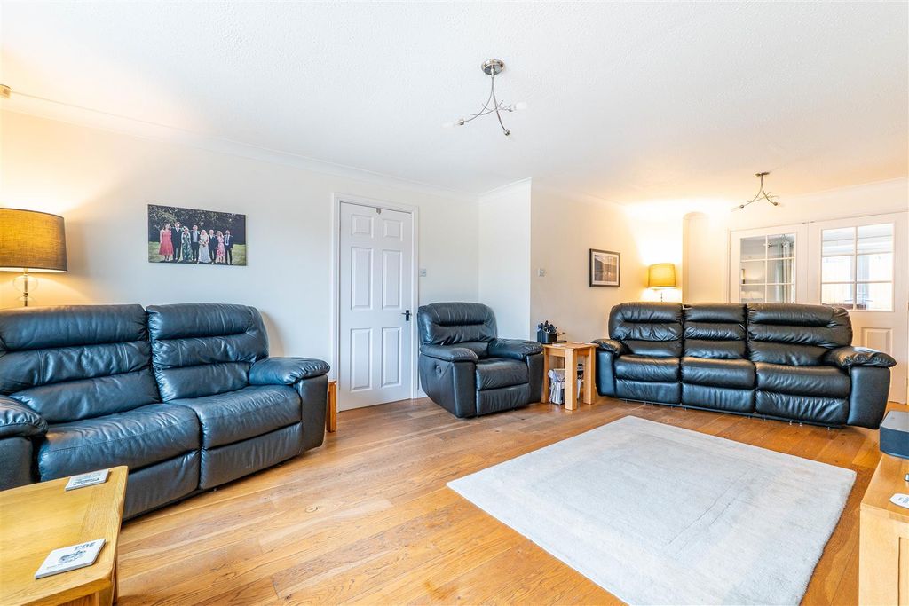 Property photo 2 of 34 Lounge