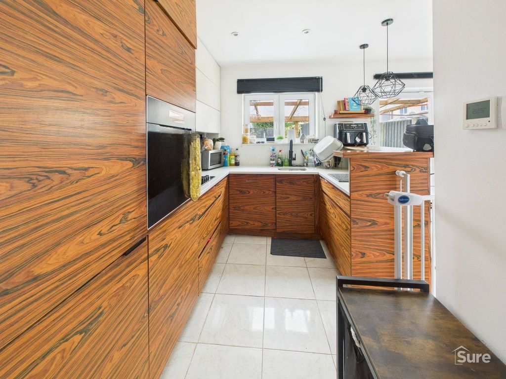 Property photo 3 of 11 Kitchen