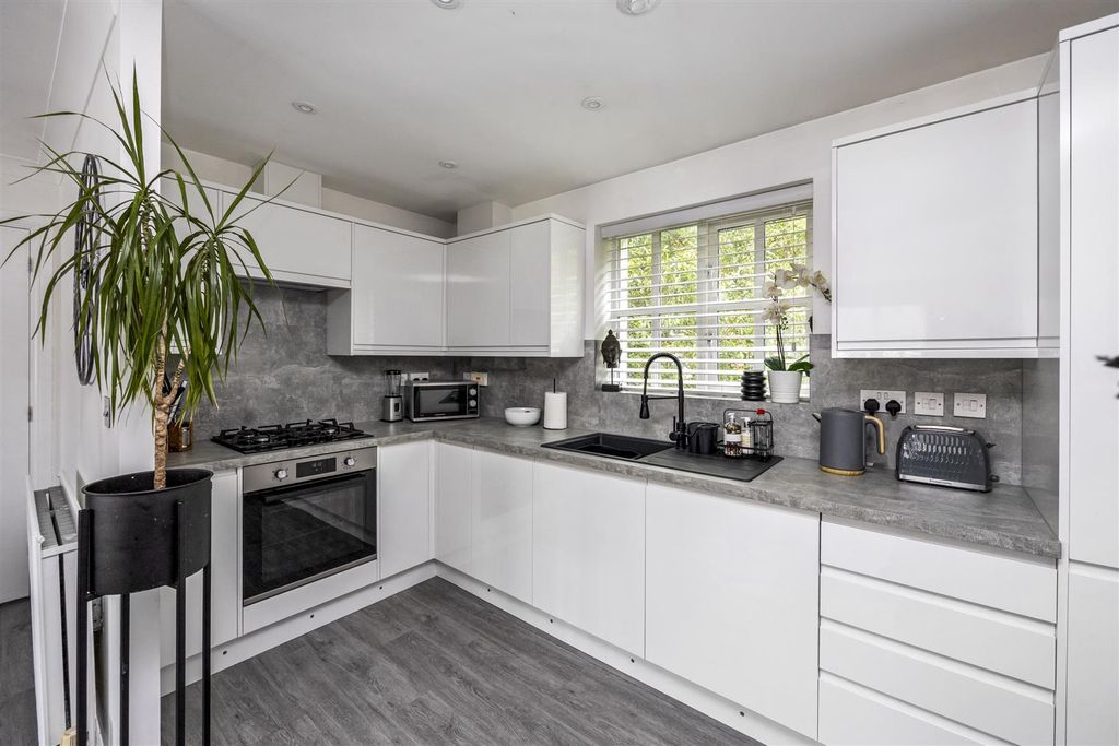 Property photo 3 of 13 Farriers Lea, 25-012.Jpg