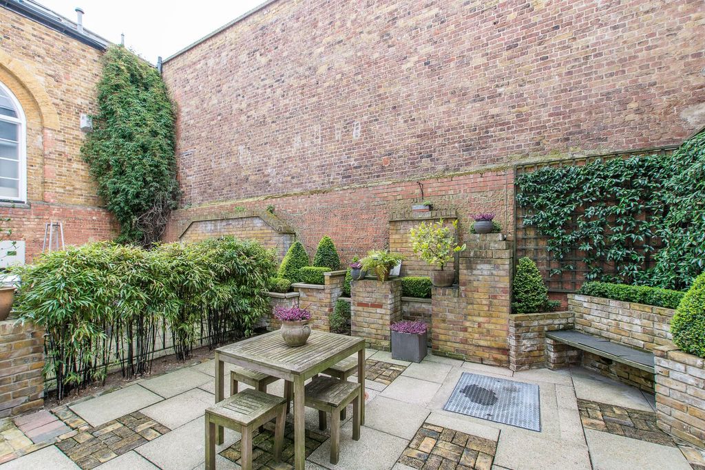 Property photo 2 of 23