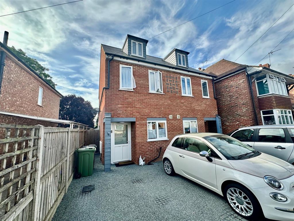 Property photo 1 of 12 18 Star Raod Front.Jpg