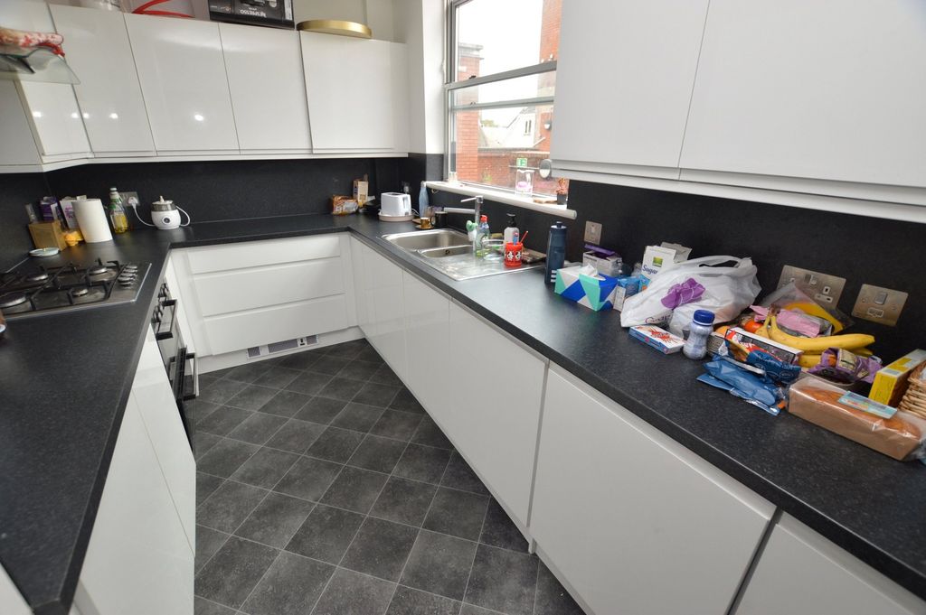 Property photo 3 of 7 Kitchen