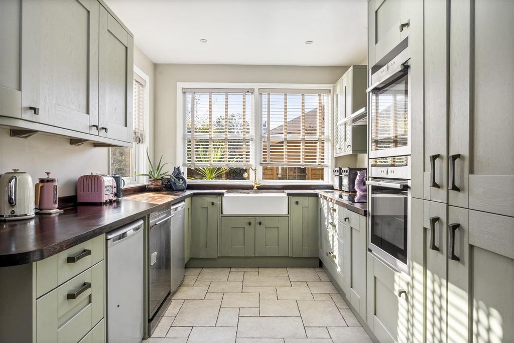 Property photo 2 of 29 Salisbury Road, 5-030.Jpg