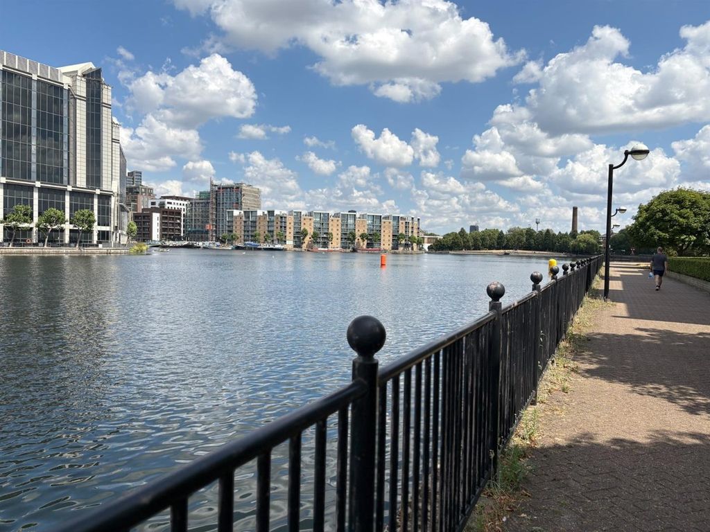 Property photo 1 of 6 Wheat Sheaf, E14 Flat For Sale By Barrain London E