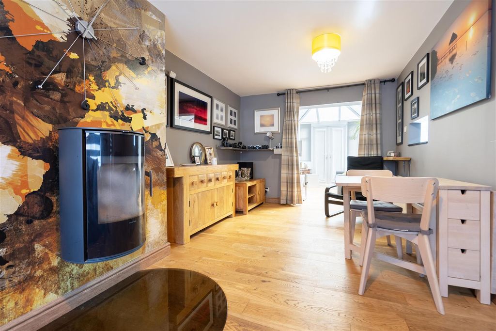 Property photo 3 of 10 Living Room / Diner